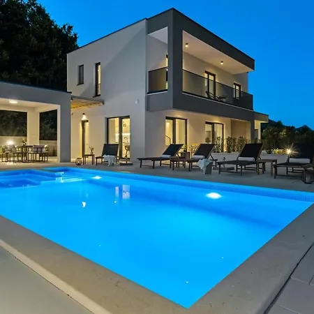 3-bedroom Pera With Heated Pool, 7km From