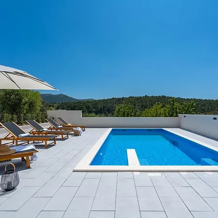 3-bedroom Pera With Heated Pool, 7km From Villa