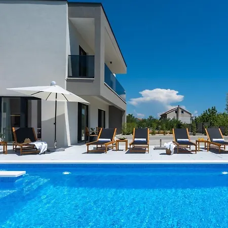 Villa 3-bedroom Pera With Heated Pool, 7km From