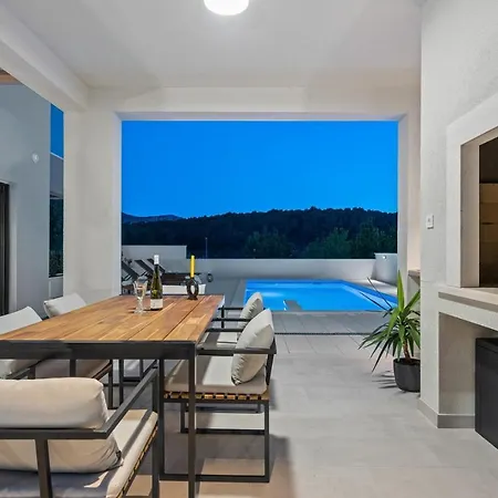 New! 3-bedroom Pera With Heated Pool, 7km From Villa