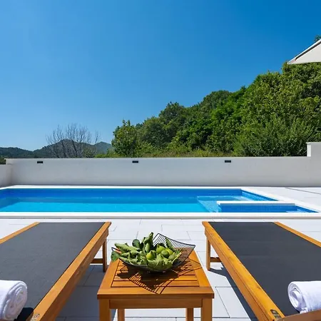 3-bedroom Pera With Heated Pool, 7km From Villa