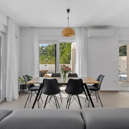 New! 3-bedroom Pera With Heated Pool, 7km From Villa