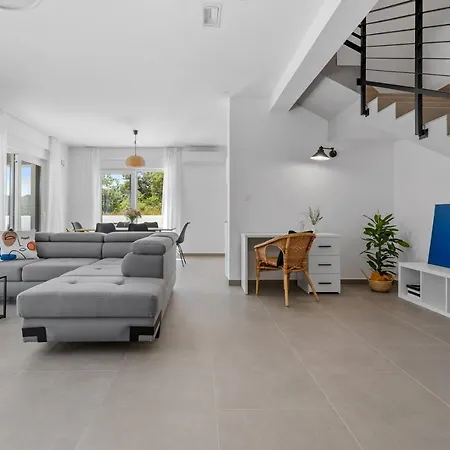 New! 3-bedroom Pera With Heated Pool, 7km From Villa