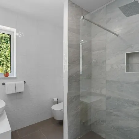 Villa New! 3-bedroom Pera With Heated Pool, 7km From *