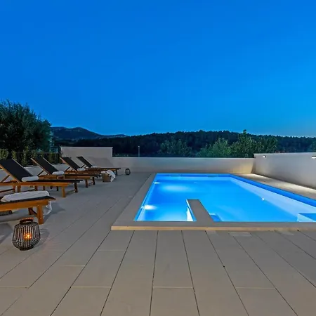 Villa 3-bedroom Pera With Heated Pool, 7km From Gata