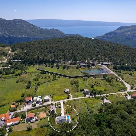 New! 3-bedroom Pera With Heated Pool, 7km From Villa