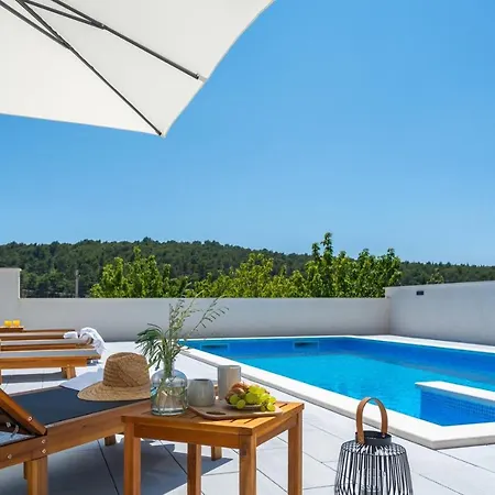 Villa 3-bedroom Pera With Heated Pool, 7km From
