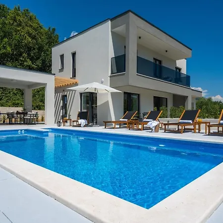 New! 3-bedroom Pera With Heated Pool, 7km From *