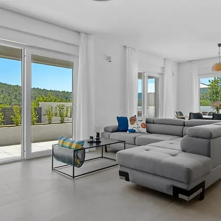 New! 3-bedroom Pera With Heated Pool, 7km From *