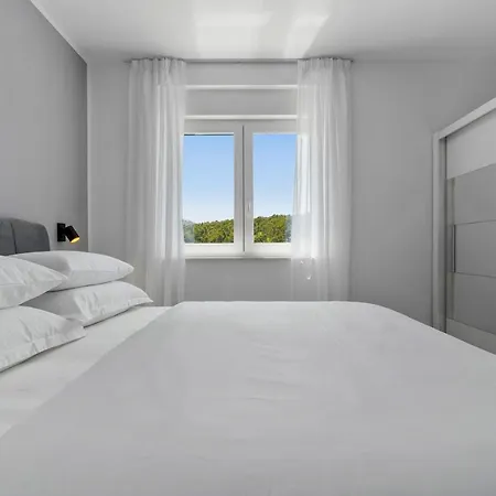 New! 3-bedroom Pera With Heated Pool, 7km From Villa Gata
