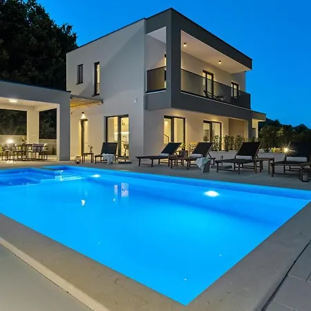 New! 3-bedroom Pera With Heated Pool, 7km From