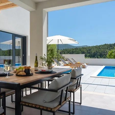 Villa New! 3-bedroom Pera With Heated Pool, 7km From *