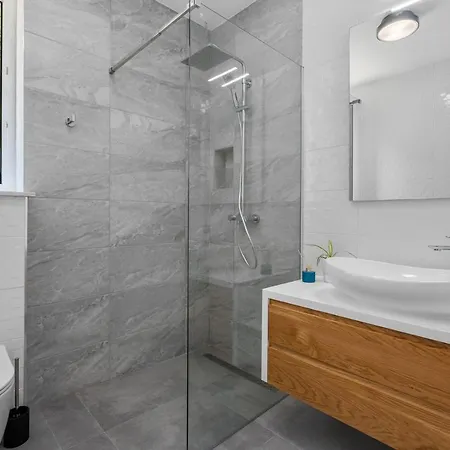 New! 3-bedroom Pera With Heated Pool, 7km From *
