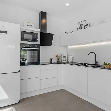 New! 3-bedroom Pera With Heated Pool, 7km From * Gata