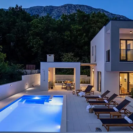 New! 3-bedroom Pera With Heated Pool, 7km From *