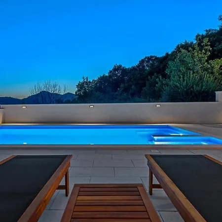 New! 3-bedroom Pera With Heated Pool, 7km From Villa *
