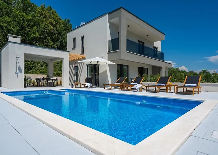 3-bedroom Pera With Heated Pool, 7km From *